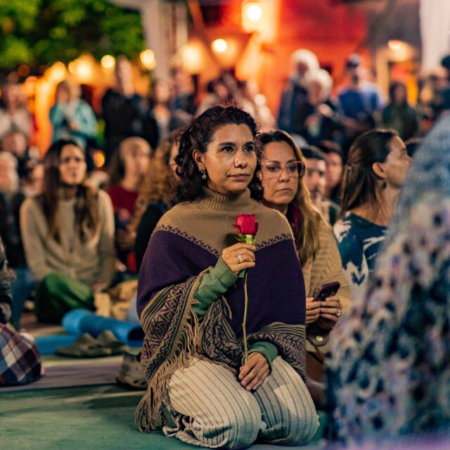 Ontem aconteceu a abertura oficial do Paraty Yoga Festival. Um círculo de intenções, energia e presença. ✨

O pooja trouxe um momento especial de união e gratidão que conectou todos que chegaram até aqui com um propósito maior: viver o yoga em sua forma mais profunda.
Que essa energia siga nos guiando por todos os dias do festival. 🙌🏻

Foto @paralaxisestudio 
Direção @_grupohera